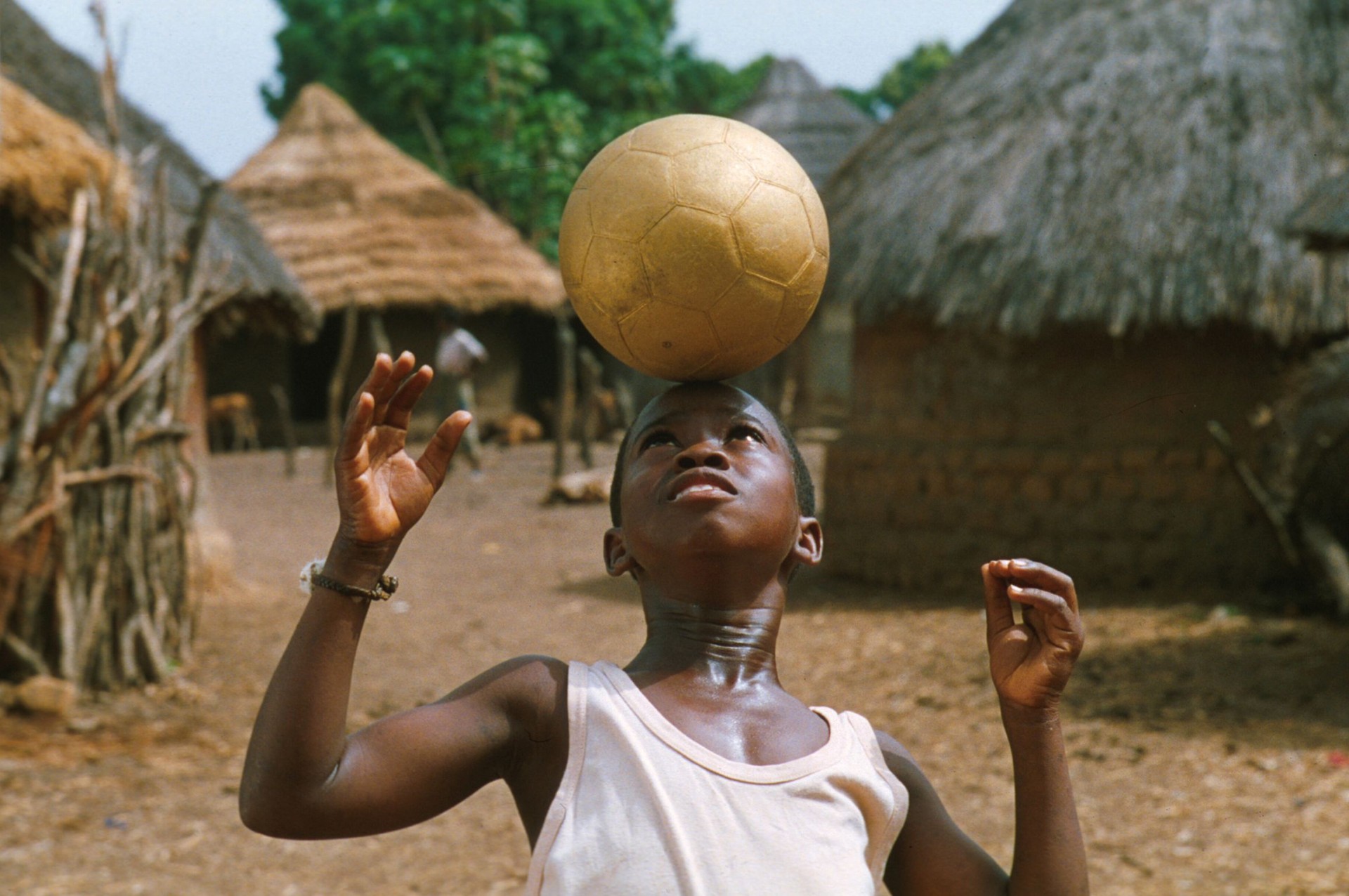 cinematheque-ideale-des-banlieues-du-monde-le-ballon-d-or_le-ballon-d-or-cheik-doukoure-1993-c-tamasa.jpg